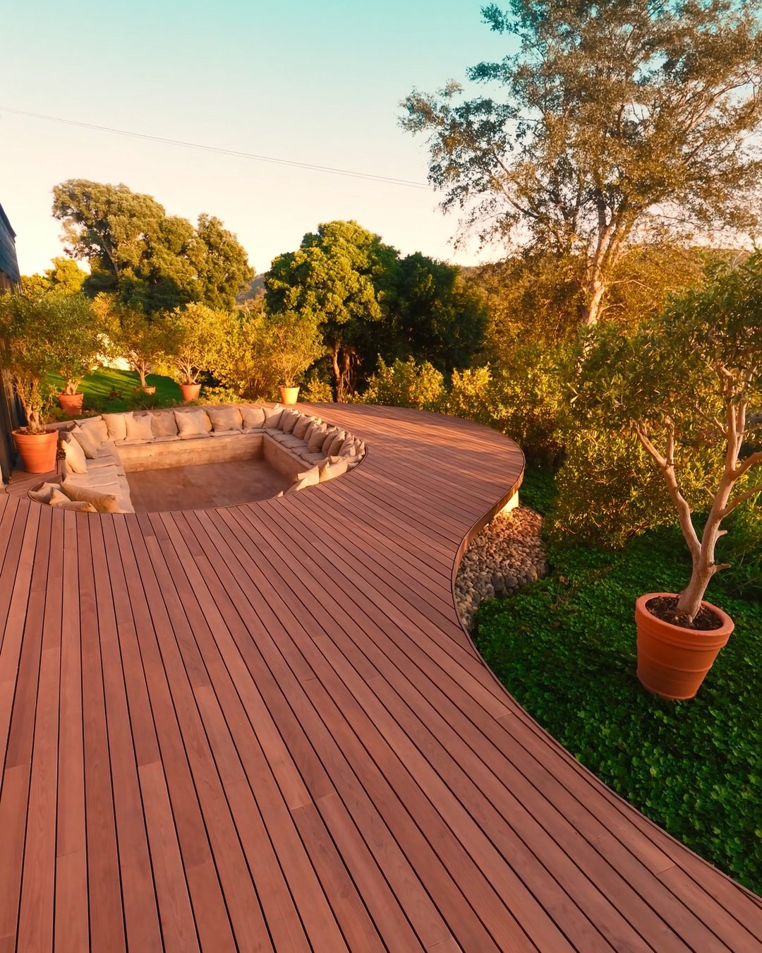 Publication Tereny : terrasse sur-mesure en bois avec salon encaissé, au coucher du soleil