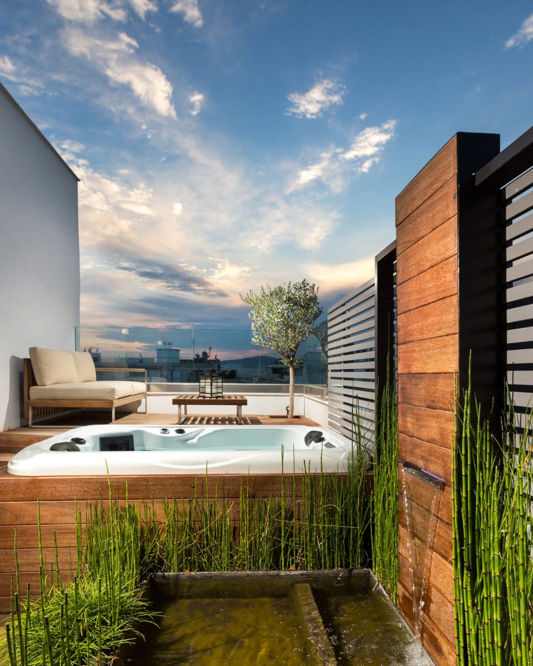 Publication Tereny : spa extérieur intégré à une terrasse en bois avec bassin et végétation